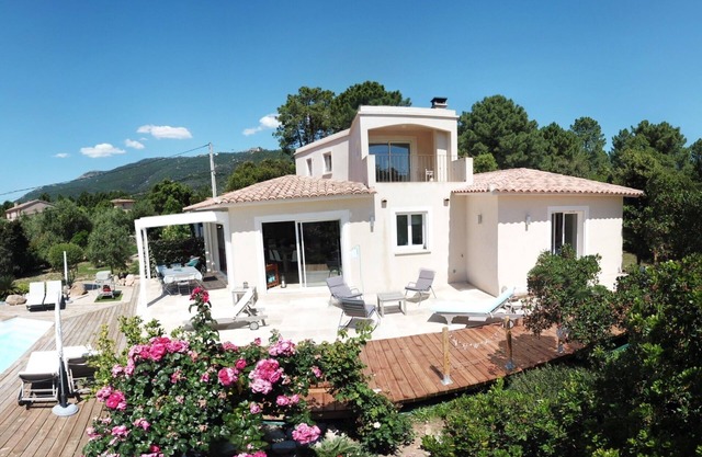 Pretty Villa with pool near Porto-Vecchio