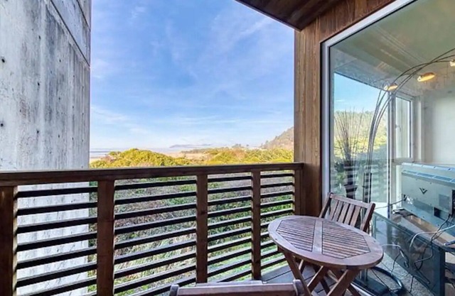 Prime Beach Front Ocean Views - 30 Second Walk to Beach!