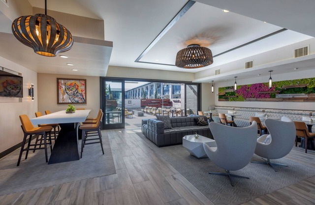 Prime Location! 3 Comfortable Rooms in a Boutique Hotel, Courtyard & Parking