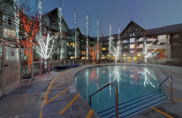 Prime Ski-in Ski-out Location! Pool, Hot tubs, BBQ, sleeps 4 (261)
