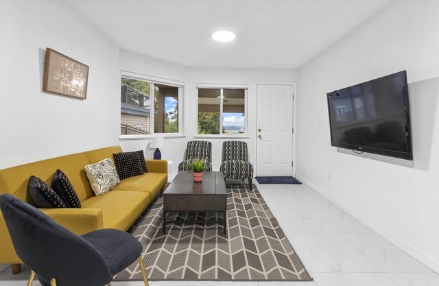 Pristine 3 Beds 2 Washroom Guest Suite in Surrey