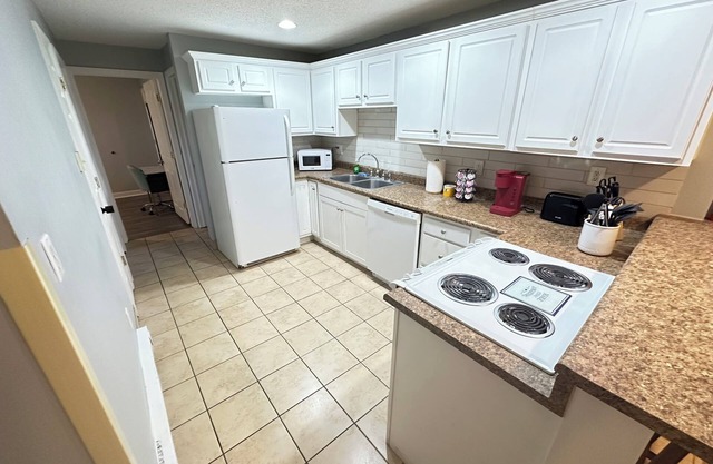 Pristine Hideaway: 2 bedroom apartment with washer/drier in Franklin
