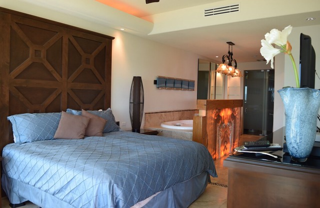 PRIVACY IN PARADISE with FOREVER VIEWS at the end of LAS CONCHAS