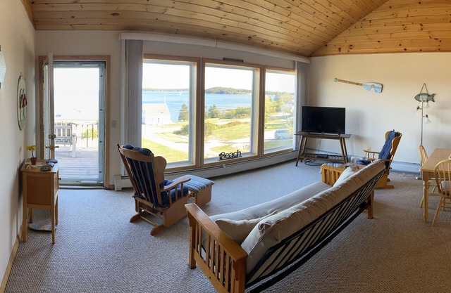 Private 2 bedroom 2 Bathroom house with elevated view of Atlantic Ocean. Wifi,