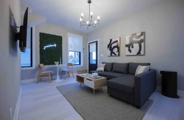 Private 2 Level Apartment with Hot Tub in Tremont