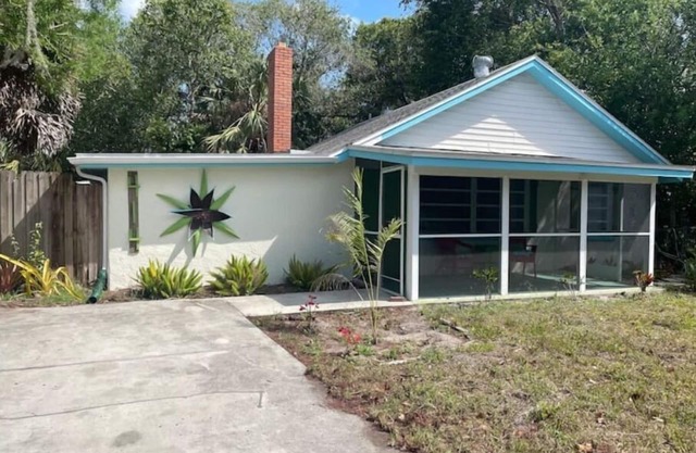 Private, 3 Bedroom - Entire Home w/large fenced yard