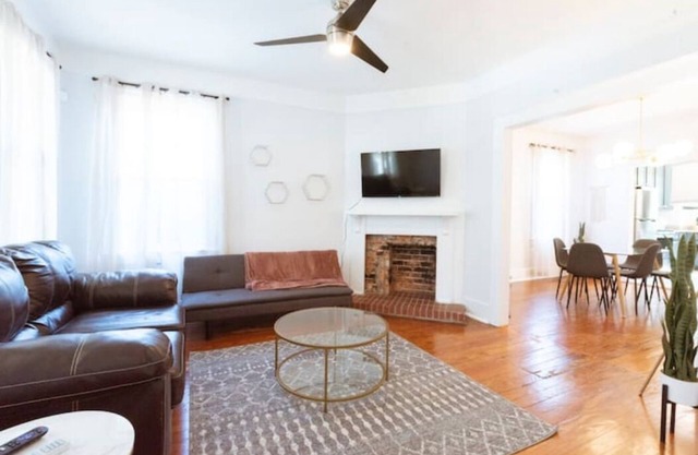 Private 3-unit Triplex w/9BDRS ★ Starland District ★ Great for Family Reunions