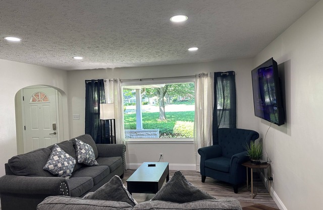 Private 4 BDRM- 2 BTHS house, 5 Miles from Downtown #6 ❤️