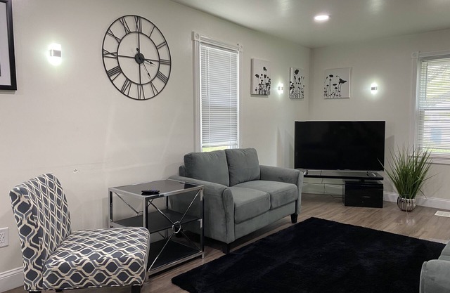Private 4 BDRM - 3 BTHS house, 5 Miles from Downtown #1 ❤️
