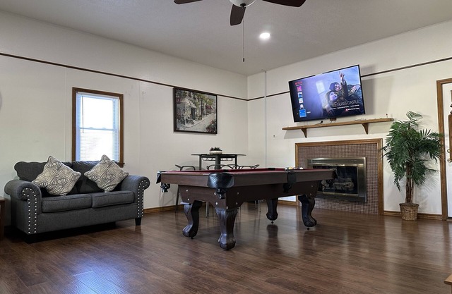 Private 4 BDRM -3 BTHS House, 5 Miles from Downtown # 5❤️