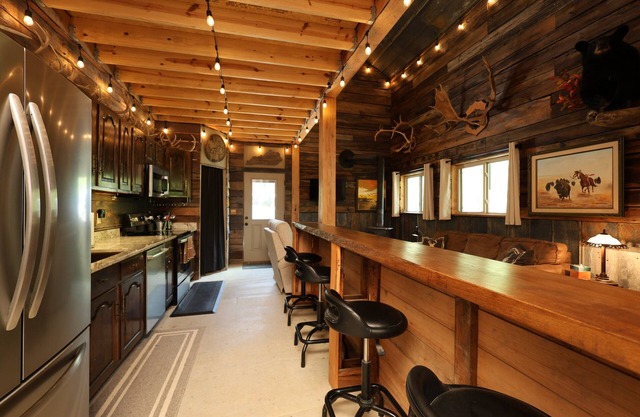 Private 600 Acres | Wifi | Hot Tub | Wolf Pen