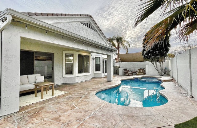 Private and Charming Vacation Home near Downton Gilbert - Pool/hot tub/fireplace