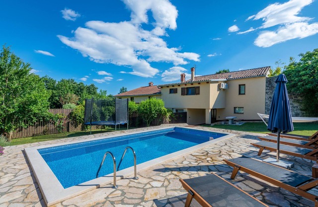 Private and romantic pool Villa, quiet and peaceful surroundings