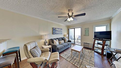 Private Balcony Overlooking Pool Beautiful Condo