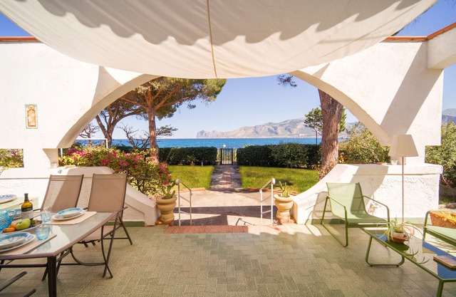 Private beach, exclusive residence, view of the gulf, smell of the sea!
