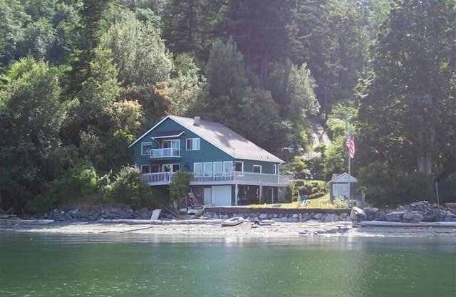 Private Beach Home at Water's Edge-Enjoy!