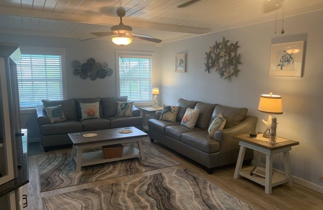Private Beach, Sleeps 10, Hot Tub In Deck, Centrally Located , generator WiFi