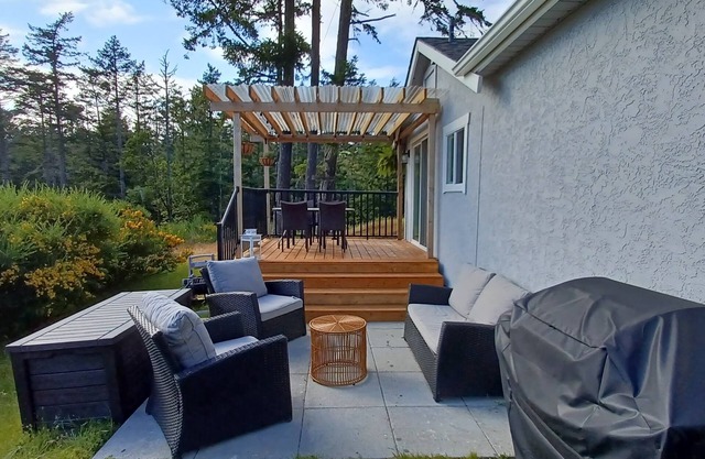 Private Beachy Cottage in Metchosin close to Trails and Beaches
