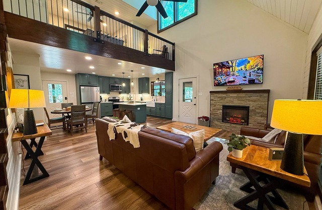 Private Cabin on 4 acres + Near Attractions + Private Oversized Porch + Hot Tub