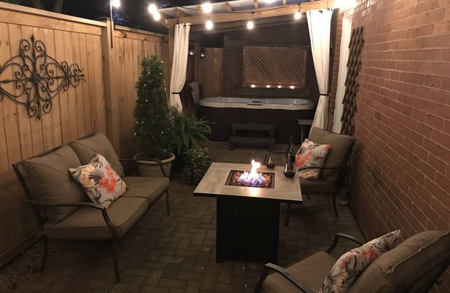 Private Coachhouse + Hot Tub in the heart of Niagara