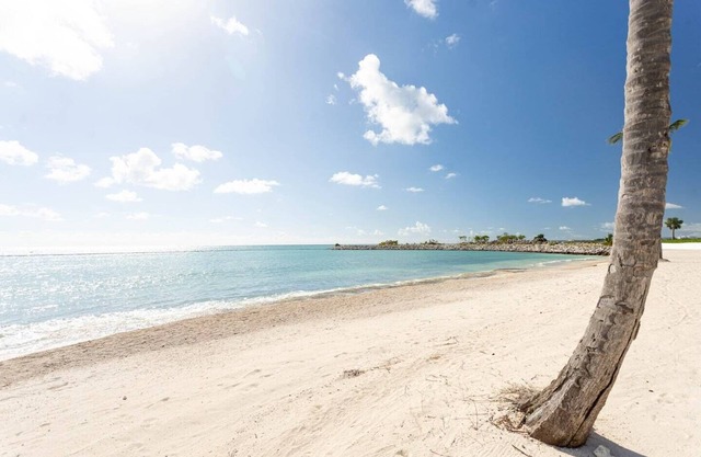 Private Community. Quiet Elegant Apartment in front of the beach.