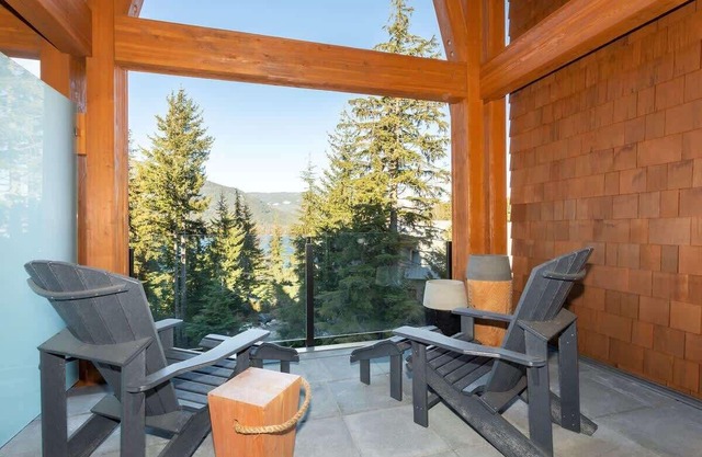 Private Corner-Unit Townhome with Lake View & BBQ