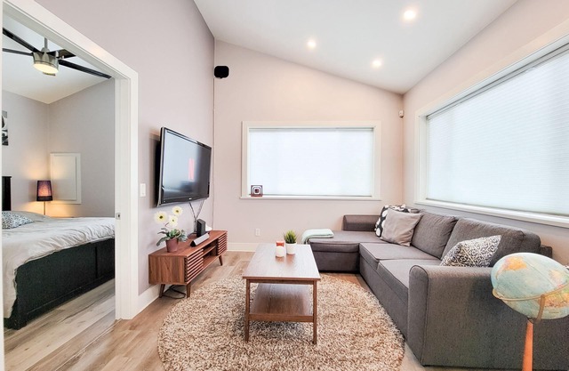 ☀Private Guest Home Filled w/Natural Light☀ Central Vancouver ☆ Kensington Park
