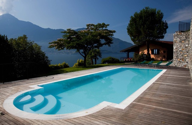 . Private heated swimming pool, 2500 m2 . breathtaking lake view