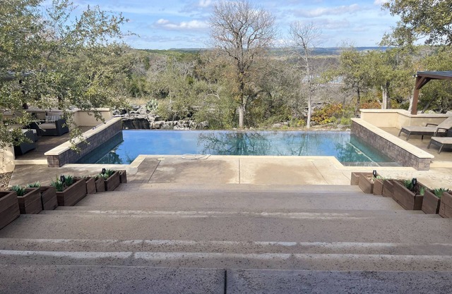 Private Hilltop Hideaway w/resort pool & Outdoor Living