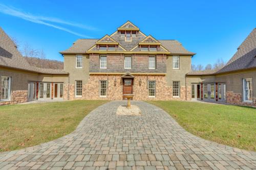 Private Hot Tub Bays View Lodge in Kingsport!