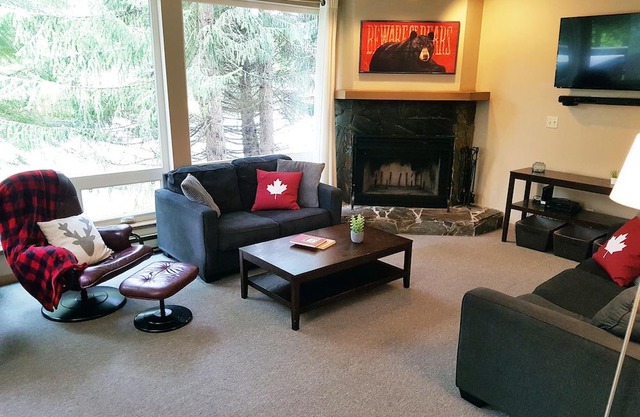Private Hot Tub. Bring Your Dog! Spacious Ski-in Townhome Close to Lost Lake