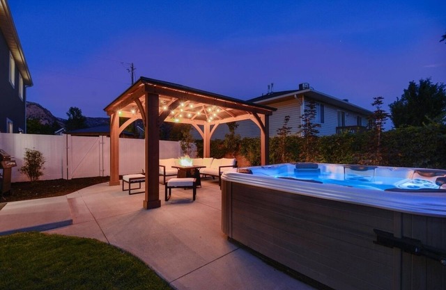 ⭐️Private Hot Tub + Fireplace + Covered Patio + 75" TV