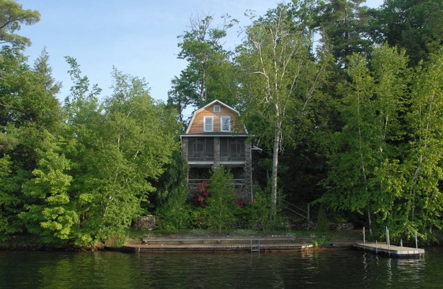Private lake front cottage with spectacular views & private dock/swimming area.