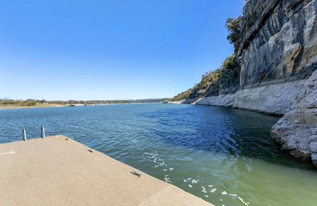 Private Lakefront Oasis on Lake Travis with a Dock/Hot tub and a View!
