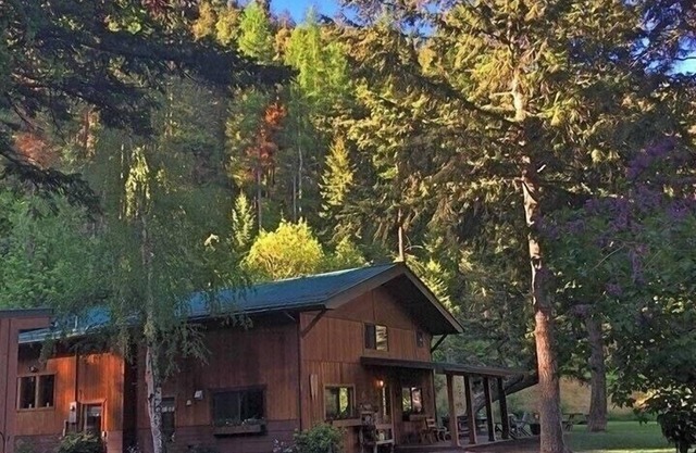 Private lodge. Park like grounds. 15 minutes to downtown. Sleeps 6-12