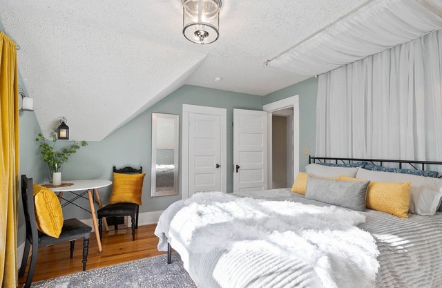Private Loft in 2 Story Victorian, Billiken Inn