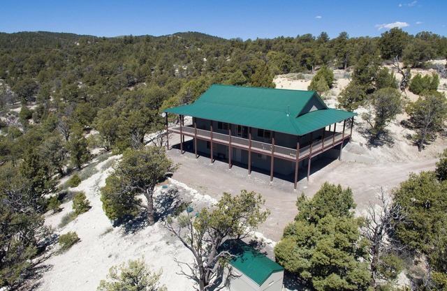 Private Luxurious Ridgetop Hideaway on 9 Acres! Between Bryce & Zion! AC