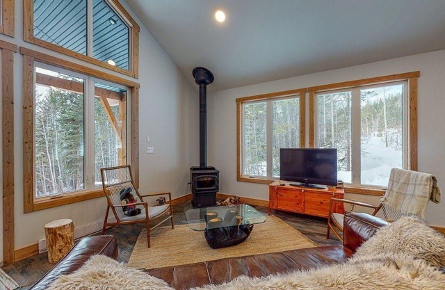 Private mountainside cabin in the woods. 2 acre parcel & beautiful outdoor space