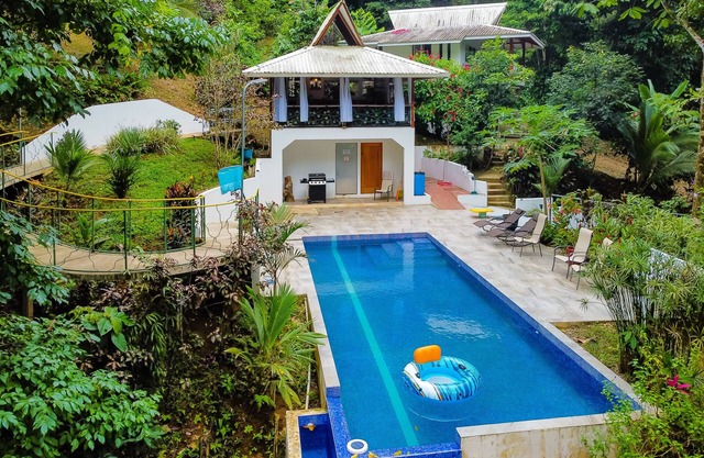 Private Off Grid Jungle Escape W/Natural Pools , Scenic Trails, & Private Deck