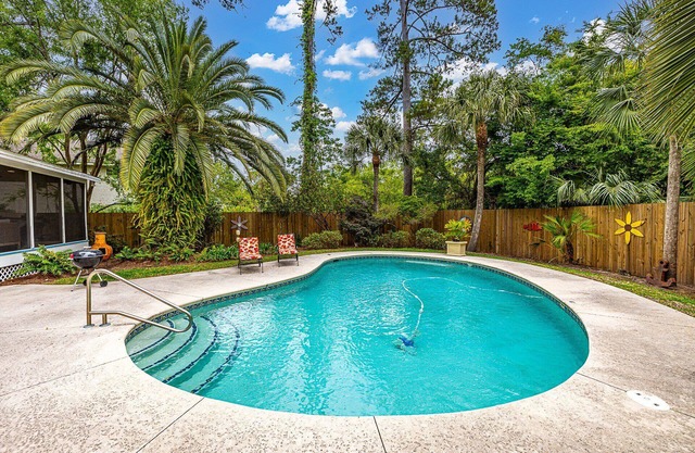 Private Pool! Quiet Neighborhood Location, Bike to Beach, Close to Shopping & Restaurants