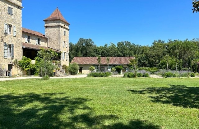 Private pool -3 properties sleeping 14 near Cahors