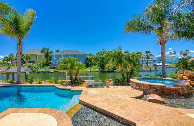 Private Pool and Canal! Live it up at Bahia Bay Breeze