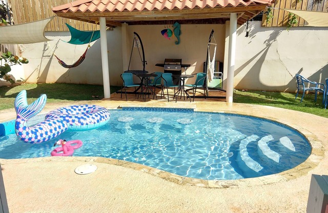 Private Pool and Swim up Bar-Immediately up the hill from Crashboat Beach!