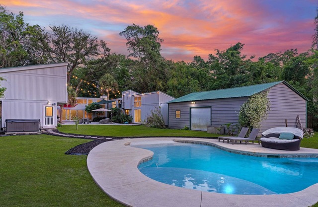 Private Pool~Hot Tub~Fire Pit~Playground~2 King Suites~Only 2 mi from Beach