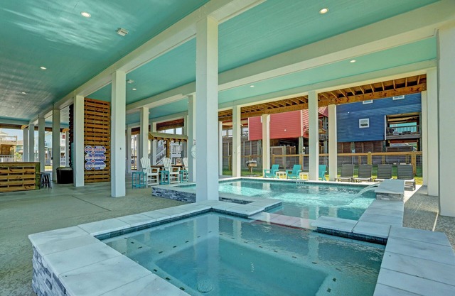 PRIVATE POOL & HOT TUB! Sleeps 22 w/3 King Master Suites & 8 Queen beds!
