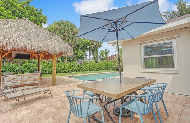 Private Pool + Bar: Palm Beach Gardens Getaway