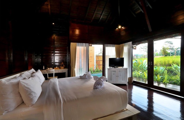 Private Pool Villa overlooking to Rice Field