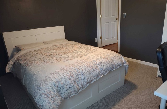 Private Queen Bedroom w Private Entrance