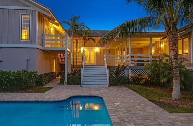 Private "resort" setting Spacious- Boynton/Delray. 2.5 mi. to beach, Atl. Ave.