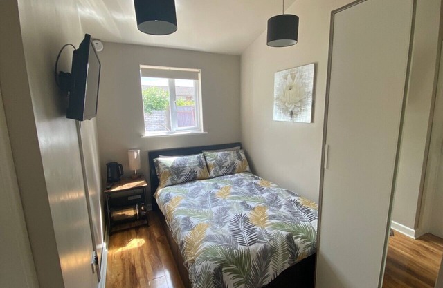 Private room and bathroom with own entrance near Warwick town ctr